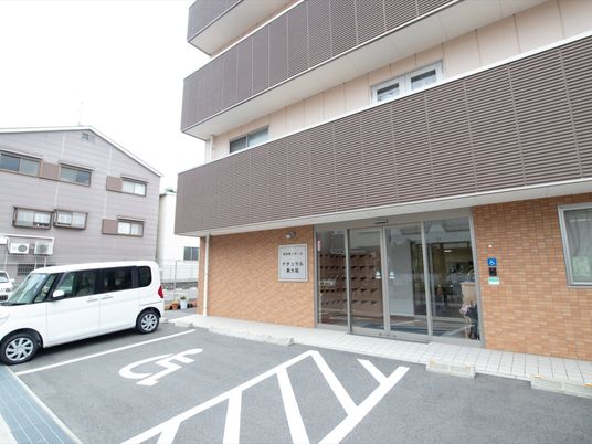 エントランスと駐車場の風景