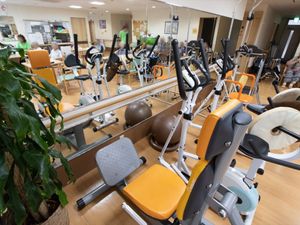トレーニング器具が並ぶ部屋