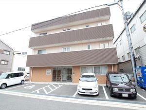 茶色の建物の外観