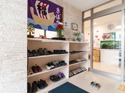 靴を収納する棚がある玄関