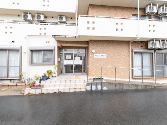 施設前のエントランス風景