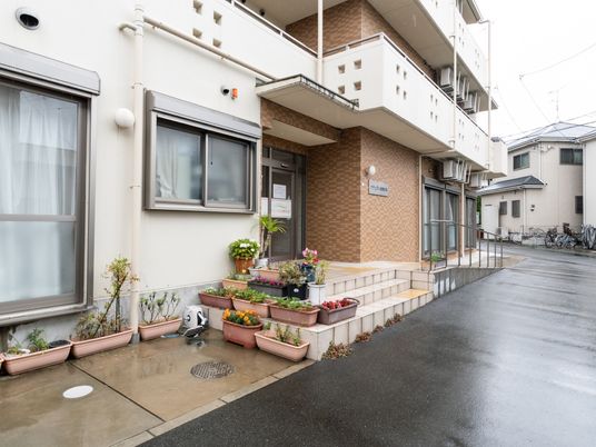 外観花が飾られた建物入り口