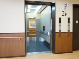 明るい雰囲気のエレベーター