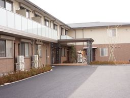 明るい外観の建物