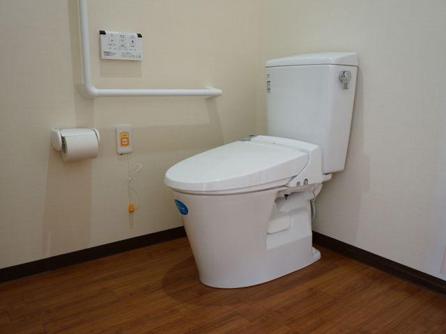 手すり付きの清潔なトイレ トイレ 安全面に配慮した設計のトイレです。手すりがあり、床も滑りにくくなっており、ご利用者様の自立支援に努めています。