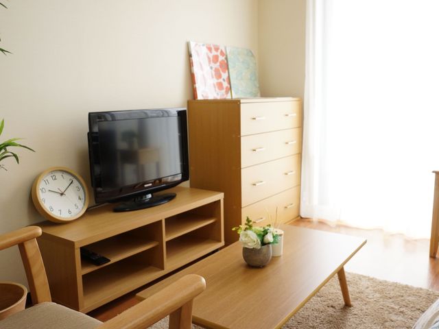 居室の家具とテレビ 居室 暖かみのある色合いの家具が配置された明るい居室です。心地よい個室空間で、くつろぎの時をお過ごしいただけます。