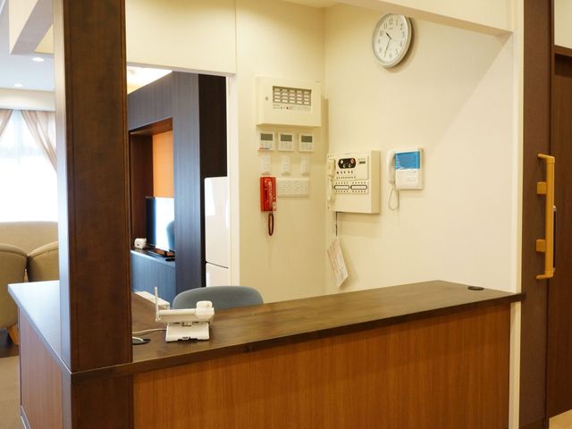 フロントのカウンターと時計 ヘルパーステーション 明るく清潔感のあるフロントデスクです。こちらでの受付業務に興味がある方には、最適な就労環境といえるでしょう。