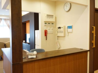 フロントのカウンターと時計
