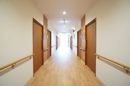 手すり付きの明るい廊下