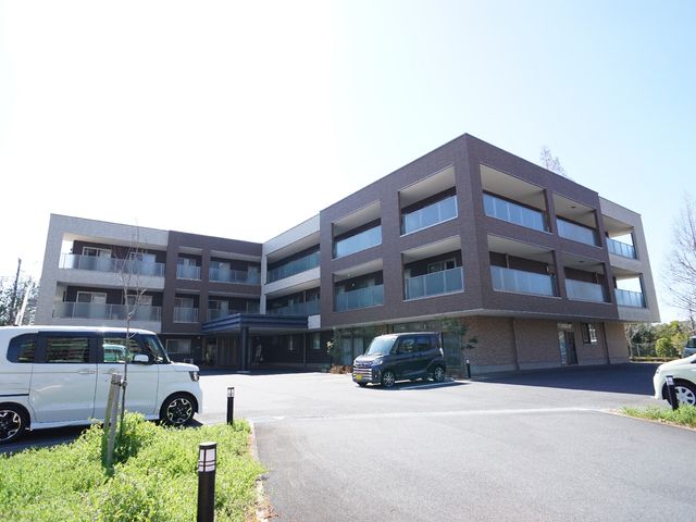 現代的な建物の外観 外観 開放感のあふれるデザインの施設です。入り口付近にはスペースを確保しており、通勤にも便利な環境となっています。