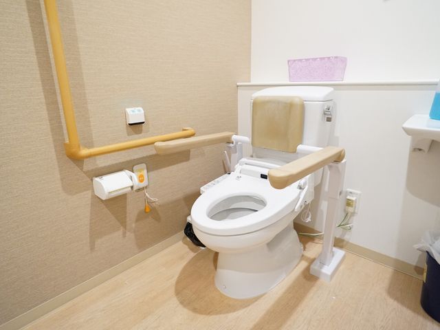 バリアフリートイレ トイレ 手すり付きのトイレは安全面を考慮し、すべての世代が使いやすい設計です。安心してご就業いただける環境が整っています。