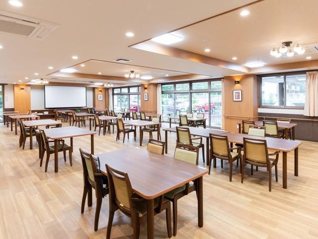 ゆったりとした食堂の空間 ダイニングルーム 開放的で明るいダイニングルームで働きながら、ご高齢者の暮らしを支えましょう。