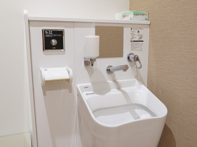 清潔な洗面台 トイレ 利用者の快適な生活を支える洗面設備が整っており、使いやすさに配慮されたデザインです。手すりも設置されており、安全にご利用いただけます。