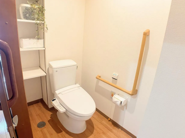 安全配慮されたトイレ トイレ 安心感を提供する、手すり付きのトイレ環境を一緒に整えませんか。