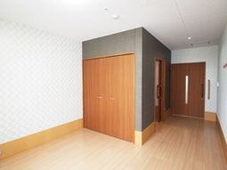 広々とした明るい居室