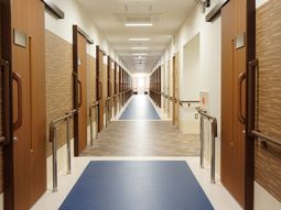 明るく清潔な廊下
