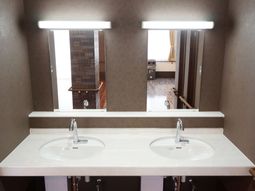 清潔な洗面台のある空間