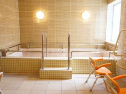 明るい浴室設備