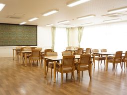 明るい食堂の椅子とテーブル