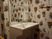 サムネイル 施設の写真 大きな鏡の付いた洗面台は、シンプルで使いやすい作り。歯ブラシ等の備品収納も可能である。白を基調としつつ華やかな壁紙で彩られている。