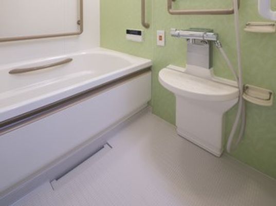 浴室には手すりを豊富に設置している。体を伸ばして入浴できる浴槽を設置。清掃は徹底的に行い、清潔な設備を保っている。