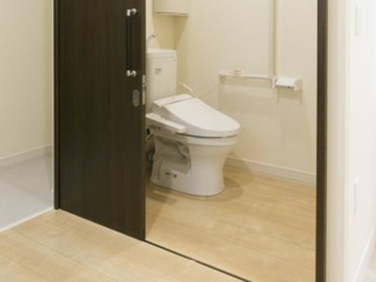 車椅子でもスムーズに利用できる、段差のない廊下から続くトイレ。温水洗浄便座もついており、清潔に使用していただける。