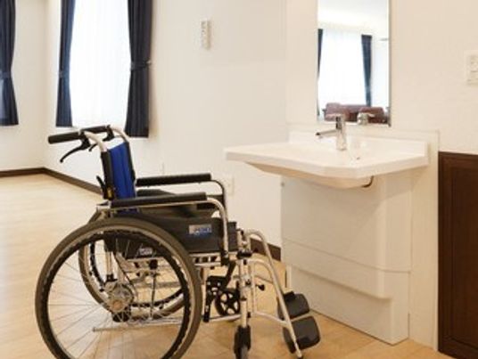 車椅子をご利用の方が、スムーズに使用できる洗面台。高さが設計されていて、足元はスペースがあるため、そばまで近づいて使用することができる。