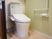 サムネイル トイレは温水洗浄便座を設置している。トイレットペーパーホルダーが１つあり、壁に手すりが取り付けられている。