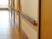 サムネイル 廊下の壁には、ドア部以外全ての箇所に手すりが備え付けられている。L字にカーブした手すりは掴みやすい形状になっている。