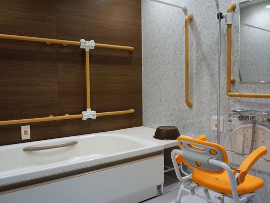 個浴用浴室には、介護度が高い方や、移動が不自由な方のために壁に手すりを多く設置した浴室も用意されている。