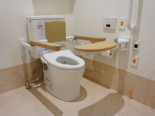 トイレは入居者様が１人でも安心してご利用いただけるよう、手すりの他、非常ボタンを２ヶ所設置している。