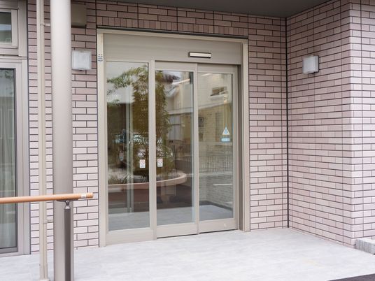 ガラス張りのエントランス