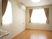 サムネイル 角部屋は窓が２ヶ所にあり、照明も使用すると室内がとても明るくなる。壁にエアコンが設置され、低い位置にコンセントがある。