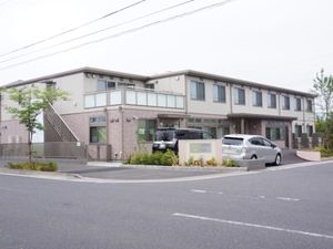 施設の外観と駐車場