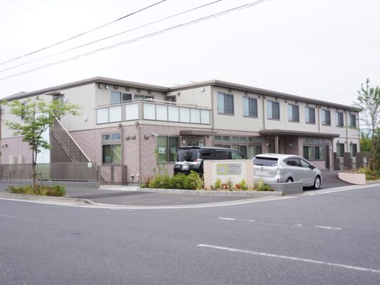 施設の外観と駐車場