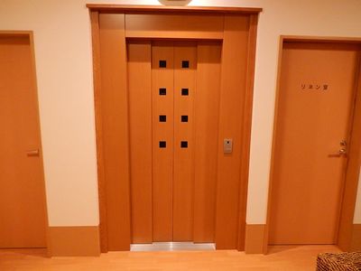 木目調のエレベーター入口
