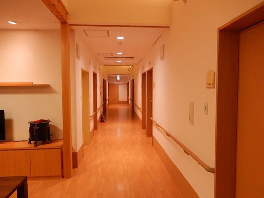 廊下の明るく清潔な様子