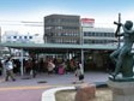 駅前の賑わう風景