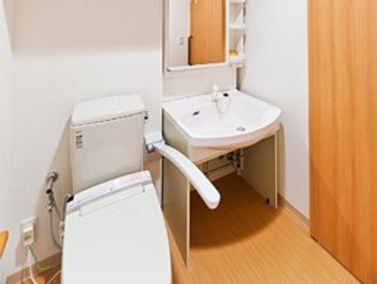 手すり付き洋式トイレ