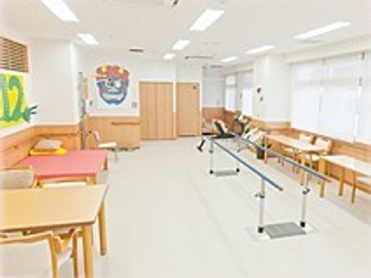 機能訓練室の明るい空間