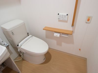 バリアフリー設計の洋式トイレ