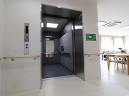 エレベーターと廊下の風景