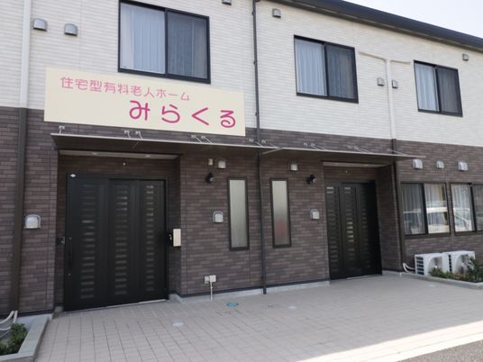 清潔感のある建物のエントランス