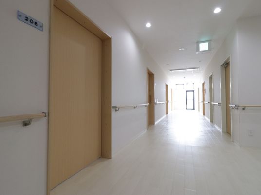 手すり付きの明るい廊下