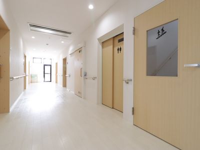 明るい清潔な廊下
