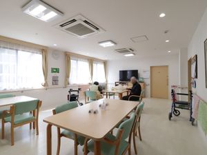 明るい食堂の空間