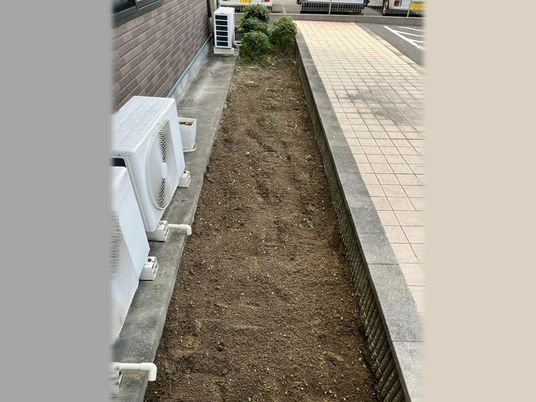 建物脇の細長い通路  