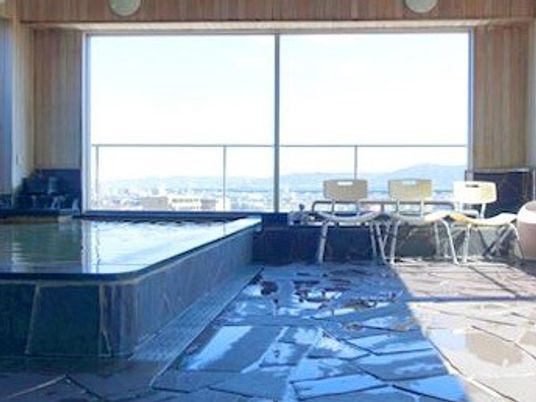 明るい窓辺の浴場