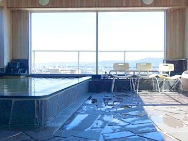 明るい窓辺の浴場 浴室 広々とした窓から自然光が満ちる浴場で、利用者はくつろぎながら身体をきれいにできます。