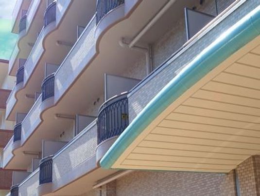 明るい外観の建物
